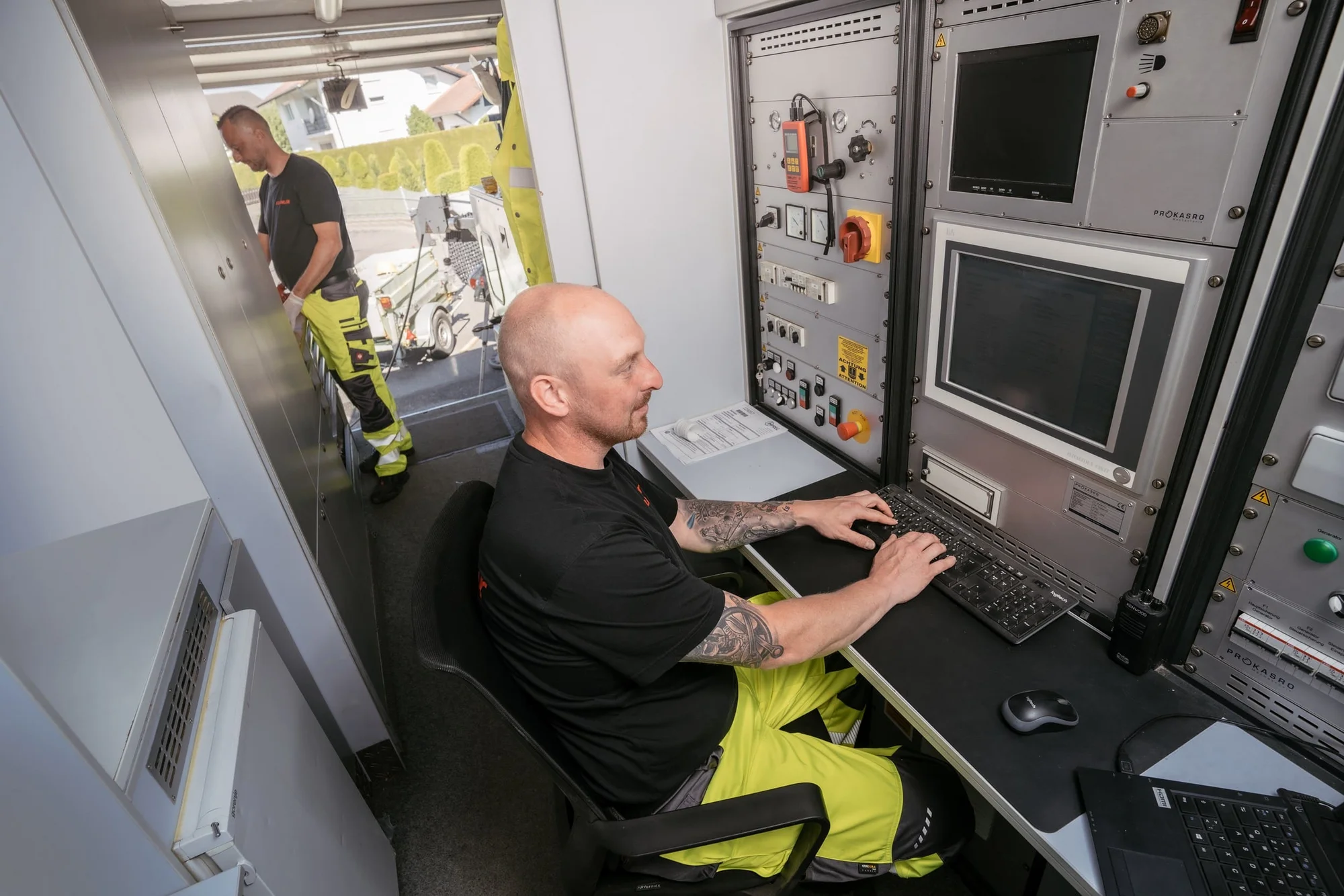 Entschlammung Regenrückhaltebecken mit Saugbagger